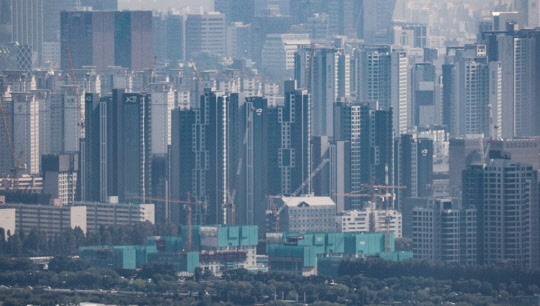 서울 영등포구 63스퀘어에서 바라본 서울 시내 아파트 공사현장. <연합뉴스>